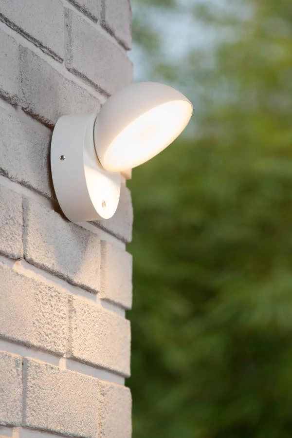 Lucide FINN - Wandlamp Binnen/Buiten - LED - 1x12W 3000K - IP54 - Dag/nacht sensor - Wit - sfeer 1